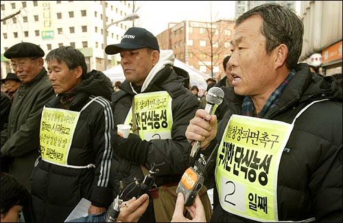 농민 사망과 관련해 사퇴 압력을 받아오던 허준영 경찰청장이 29일 사의를 표명한 가운데 경찰청 앞에서 단식농성중이던 문경식 전국농민회총연맹 의장이 향후 일정 등을 밝히고 있다. 
 